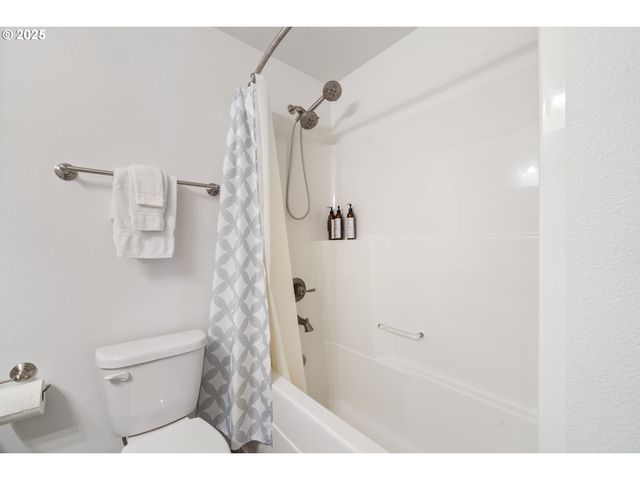 1068 NECARNEY St, Rockaway Beach, OR 97136