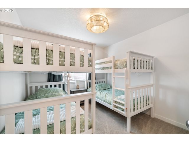 1068 NECARNEY St, Rockaway Beach, OR 97136