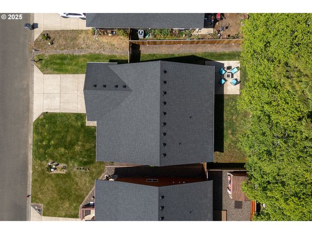 1068 NECARNEY St, Rockaway Beach, OR 97136