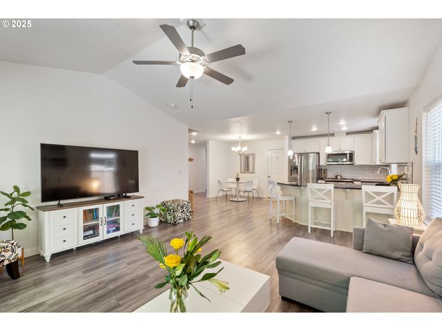 1068 NECARNEY St, Rockaway Beach, OR 97136