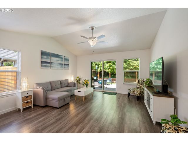 1068 NECARNEY St, Rockaway Beach, OR 97136