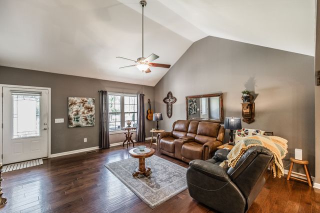 513 College St, Portland, TN 37148