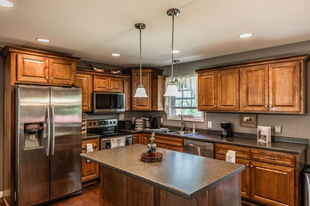 513 College St, Portland, TN 37148