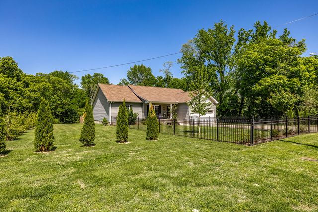 513 College St, Portland, TN 37148