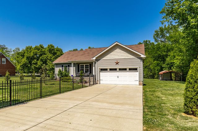 513 College St, Portland, TN 37148