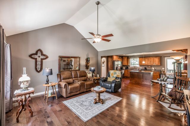 513 College St, Portland, TN 37148