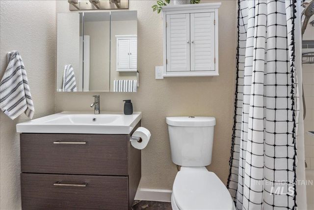 2103 N Hampton Rd, Boise, ID 83704