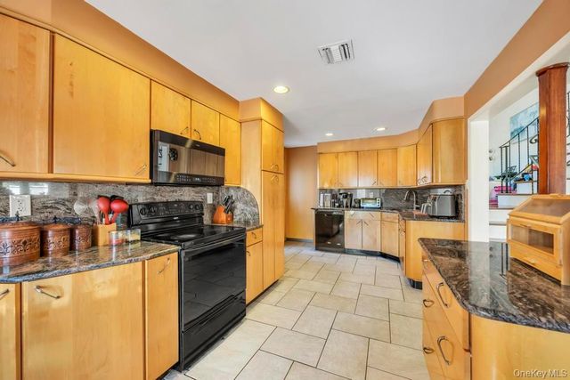 3 Avelaine Court, Babylon, NY 11702