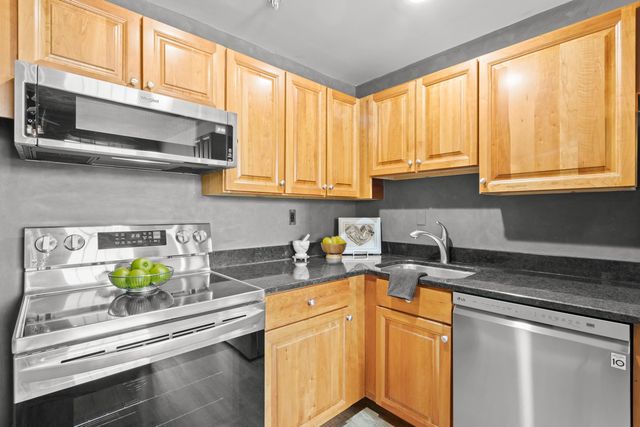 335 Cypress St Apt 2S, Manchester, NH 03103