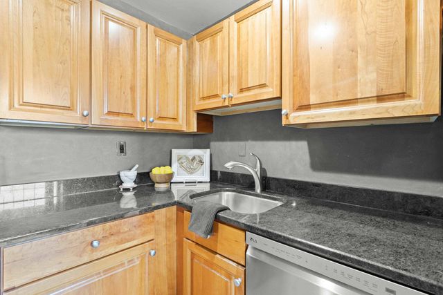 335 Cypress St Apt 2S, Manchester, NH 03103