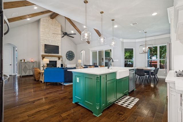104 Falcon Crest Drive, Kennedale, TX 76060