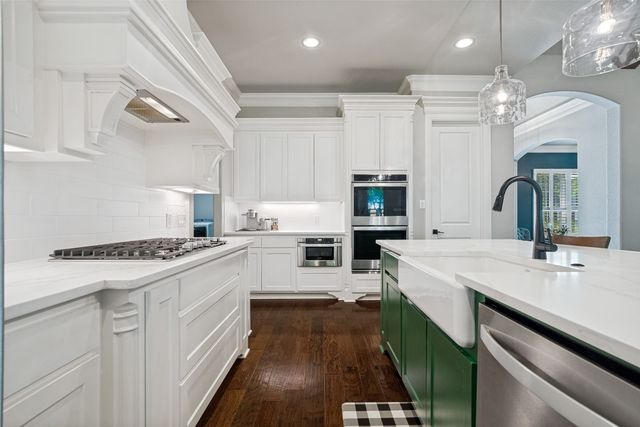 104 Falcon Crest Drive, Kennedale, TX 76060