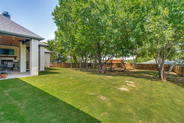 104 Falcon Crest Drive, Kennedale, TX 76060