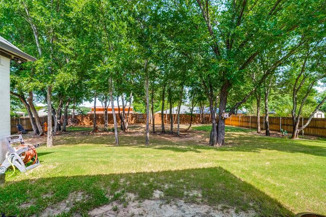 104 Falcon Crest Drive, Kennedale, TX 76060