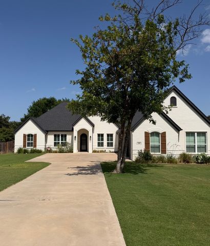 104 Falcon Crest Drive, Kennedale, TX 76060
