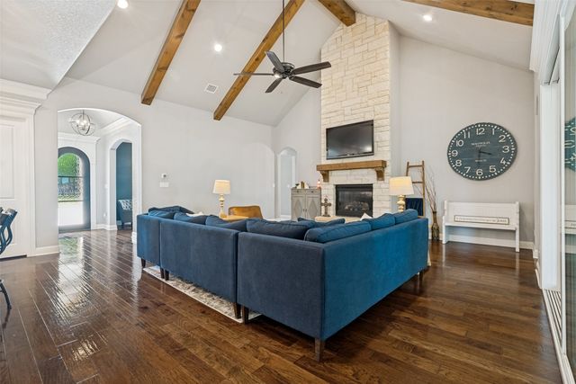 104 Falcon Crest Drive, Kennedale, TX 76060