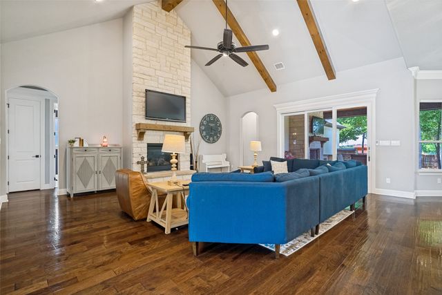 104 Falcon Crest Drive, Kennedale, TX 76060