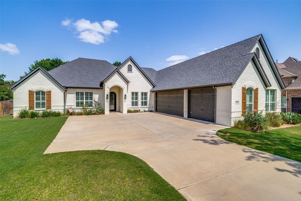 104 Falcon Crest Drive, Kennedale, TX 76060
