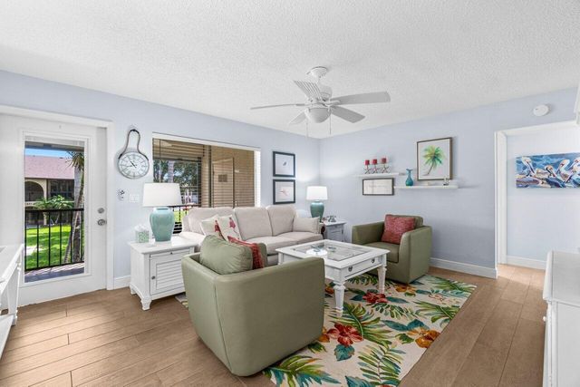 429 Pine Glen Lane C-2, Greenacres, FL 33463