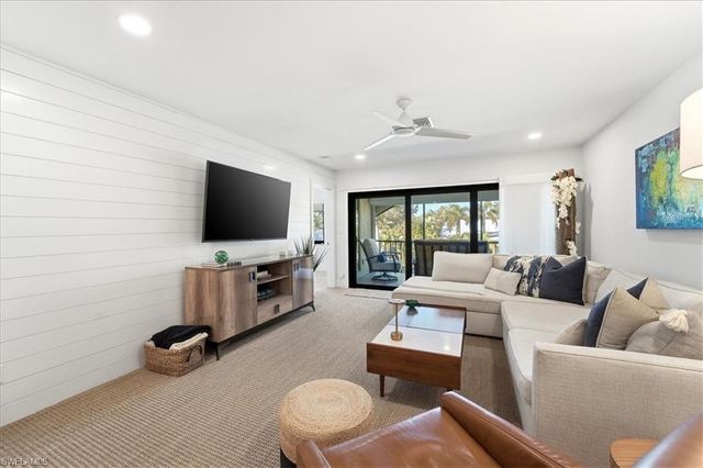 4062 Belair LN 9, Naples, FL 34103