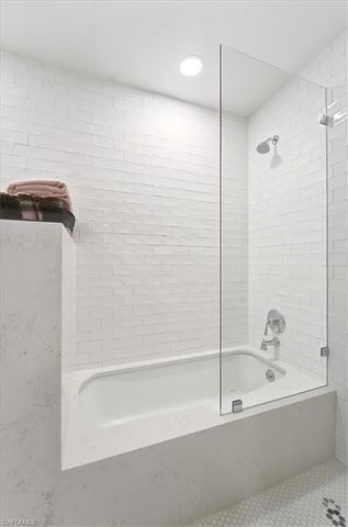 4062 Belair LN 9, Naples, FL 34103