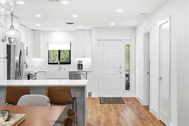 4062 Belair LN 9, Naples, FL 34103