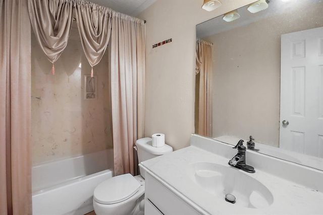 102 Lost Lake Drive, Baytown, TX 77523