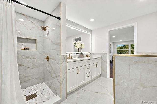 32089 Olde Franklin Drive, Farmington Hills, MI 48334