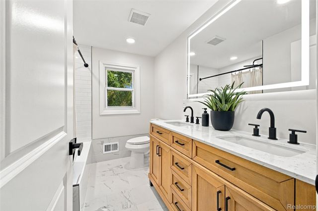 32089 Olde Franklin Drive, Farmington Hills, MI 48334
