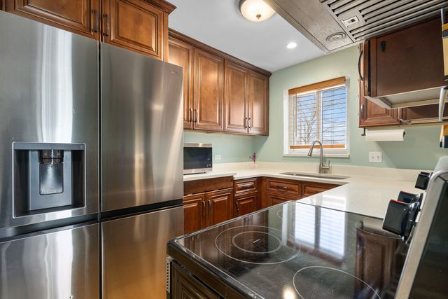 7306 BLACKSTONE Avenue 2, Justice, IL 60458