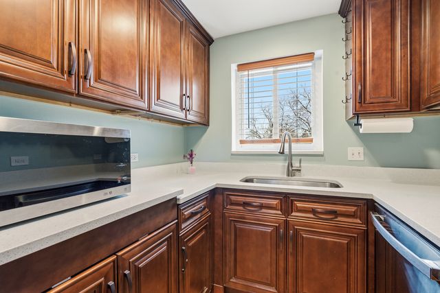 7306 BLACKSTONE Avenue 2, Justice, IL 60458