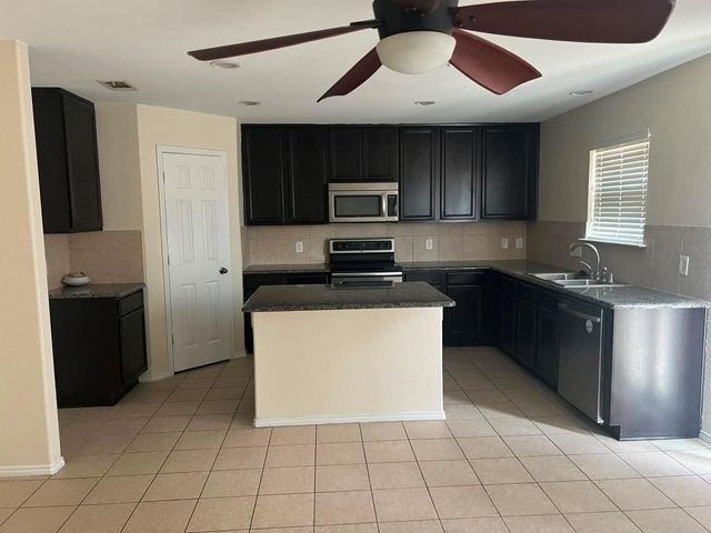 5716 Sapphire Pool Trail, Fort Worth, TX 76244