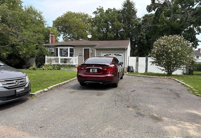 19 Chapman Place, Bay Shore, NY 11706