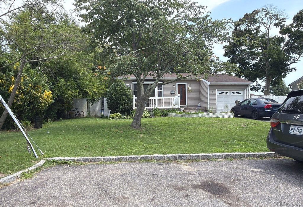 19 Chapman Place, Bay Shore, NY 11706