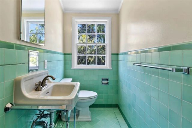 15454 Sutton Street, Sherman Oaks, CA 91403