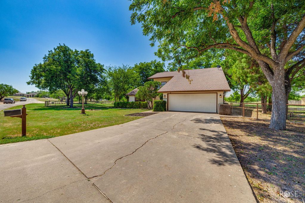 Image 3 of property listing at 1581 Becker Lane, San Angelo, TX 76904