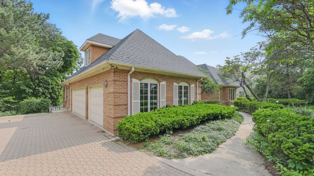 812 Saint Stephens Grn, Oak Brook, IL 60523