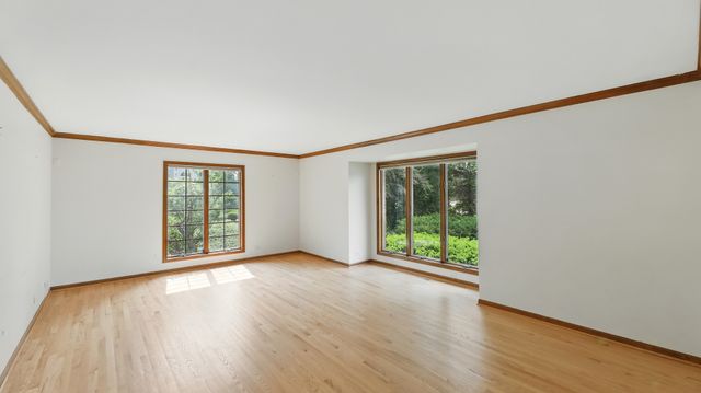 812 Saint Stephens Grn, Oak Brook, IL 60523