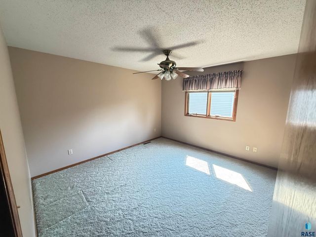 4712 E Hanna Cir Circle, Sioux Falls, SD 57110