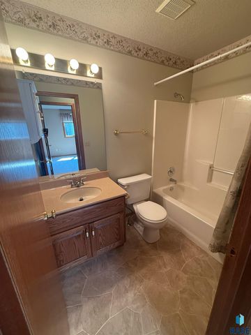 4712 E Hanna Cir Circle, Sioux Falls, SD 57110