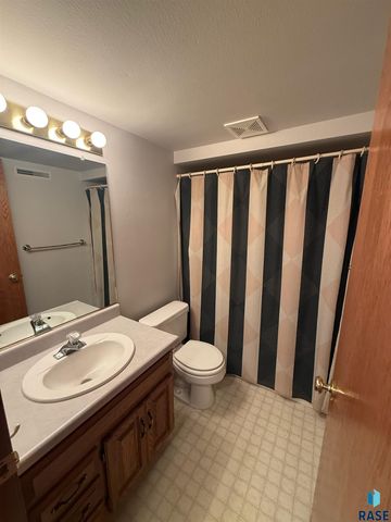 4712 E Hanna Cir Circle, Sioux Falls, SD 57110