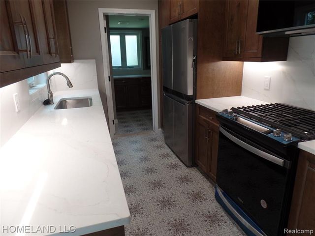 4039 Lotus Drive, Waterford, MI 48329