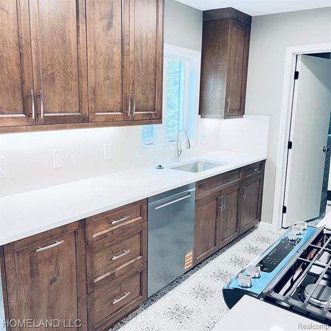 4039 Lotus Drive, Waterford, MI 48329