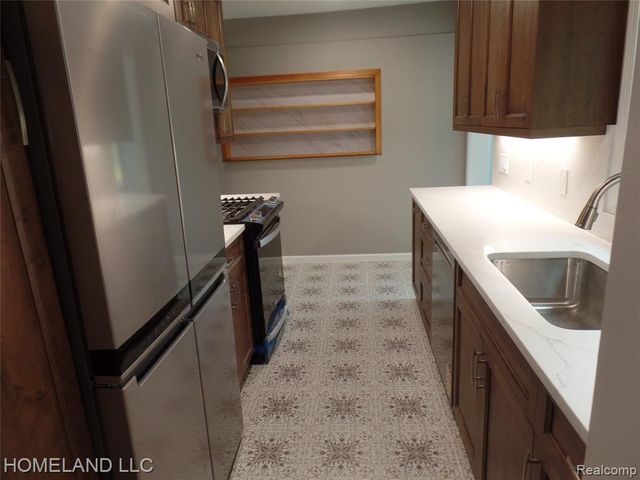 4039 Lotus Drive, Waterford, MI 48329