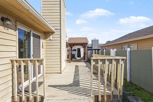 718 Live Oak Dr., North Myrtle Beach, SC 29582