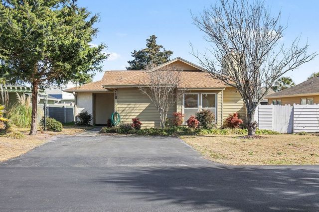 718 Live Oak Dr., North Myrtle Beach, SC 29582