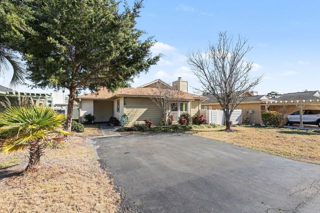 718 Live Oak Dr., North Myrtle Beach, SC 29582