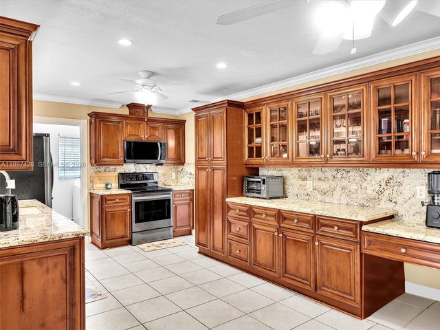 1900 NW 95th Avenue, Pembroke Pines, FL 33024