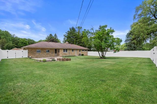 W147N5010 Dolphin DRIVE, Menomonee Falls, WI 53051