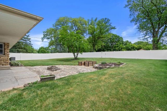 W147N5010 Dolphin DRIVE, Menomonee Falls, WI 53051